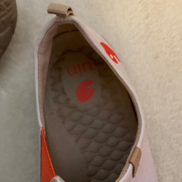 UIN Women's Tan and Red Pug Graphic Moccasins - Picture 7 of 7